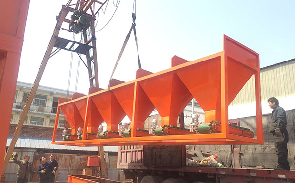 日產50噸有機肥粉料配料系統(tǒng)發(fā)貨現(xiàn)場（圖）